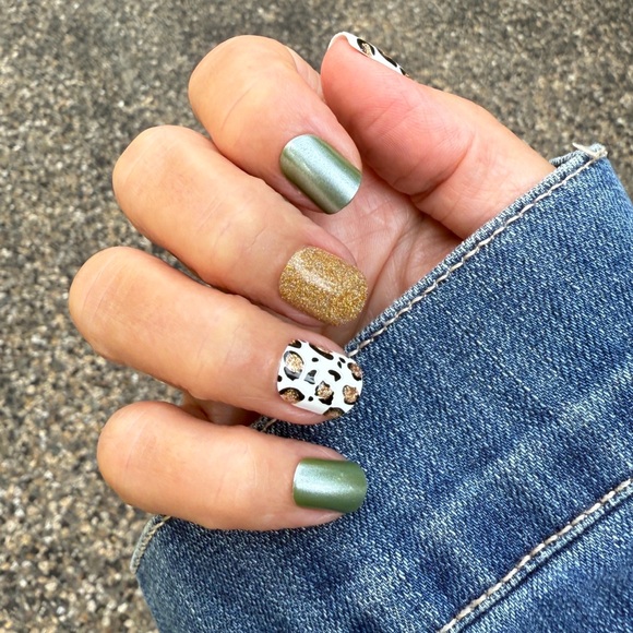 Red Aspen Awfully Purr-ty Press-On Nails - Leopard Print with Gold Glitter - Picture 14 of 15